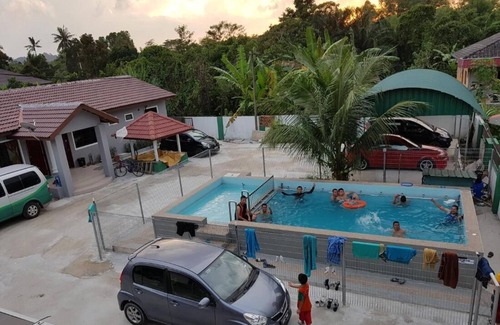 Merbau Sempak House | Mri Homestay Sg Buloh - 3 Br House on First Floor with Centralised Pool