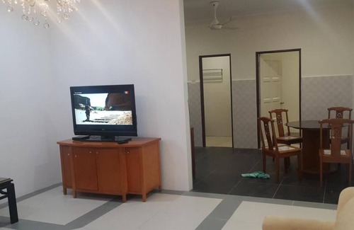 Merbau Sempak House | Mri Homestay Sg Buloh - 3 Br House on First Floor with Centralised Pool