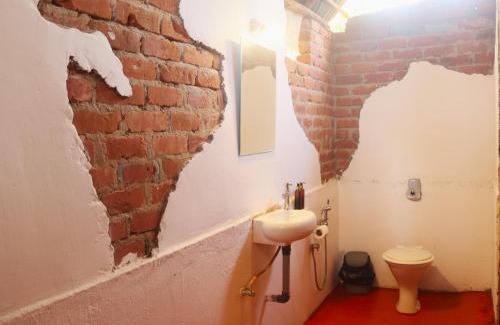 Canacona Hostel | Neon Chameleon