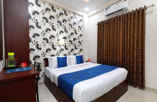 Kaloor Hotel | OYO 6728 Almas Residency