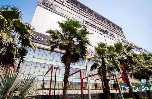 Greater Noida Apartment | Taj Studios - Luxury Stay in Luxury Mall (PVR,Food Court, International Brands)