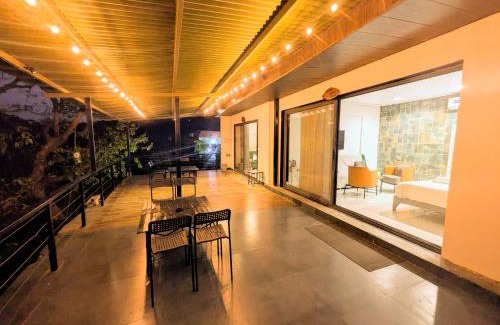Mount Abu House | The Retro Glass House