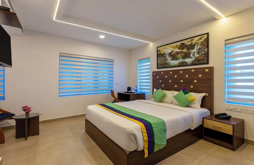Vazhicherry Ward Hotel | Treebo Vsaffron Regency, Punnamada Lake