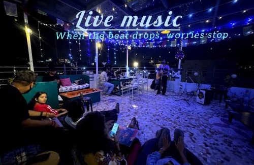 Lake Swaroop Sagar Hostel | Whereabout Hostel Udaipur