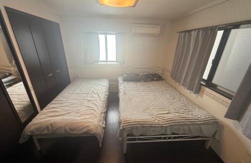 Kameido Apartment | 亀戸民泊3階ダブルベット1つシングルベッド1つ