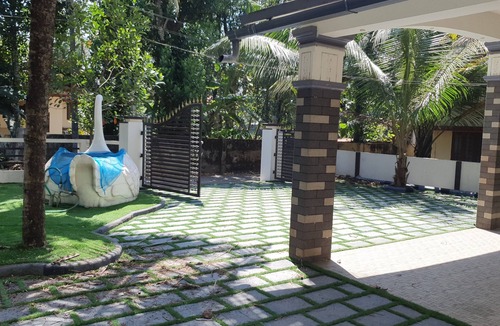 Kulanada House | 1.5km- town, Believers Hosp. 5 minutes to R. station. 2BHK, ensuite,A/C, balcony