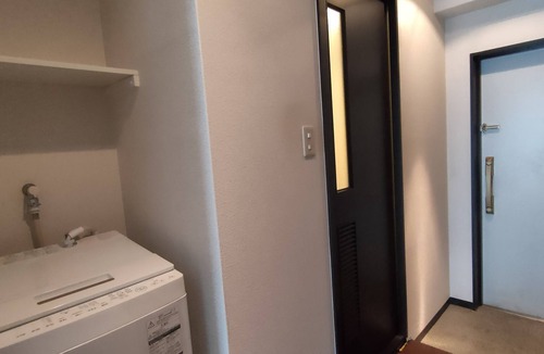 Naniwa Apartment | 10 minutes from JR Namba Station and Subway/Hanshin Sakuragawa Station 5 minutes from JR Ashiwarabashi Station 4 minutes from supermarket One room on one floor, max. 5 people, elevator available, convenient to Namba, Dotonbori and Shinsaibashi