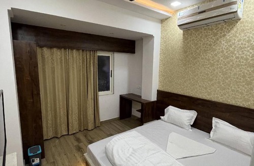 Lake Swaroop Sagar Hotel | 18 m² Hotel ∙ 2 guests