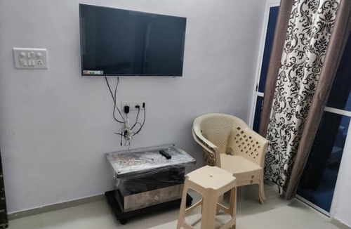 Vadodara Apartment | 1BHK Kitchen,R O Water,AC,Geyser,Fridge,TV,W.M/C