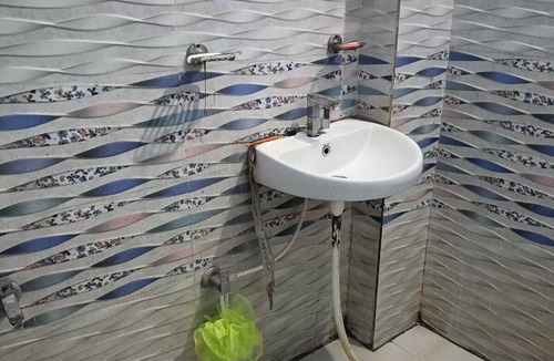 Naini House | 2-bedroom house only 3 km from Arail Ghat in charming Prayagraj with WiFi, AC