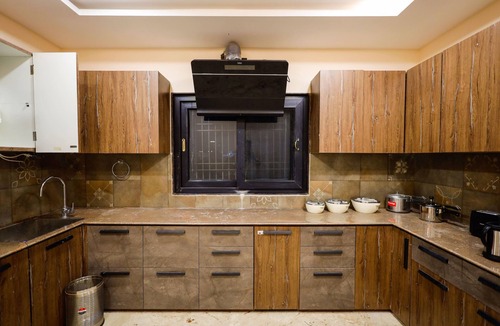 Mahmoorganj Apartment | 2-bedroom spacious apartment with large TV, AC, WiFi nr Kashi Vishwanath Temple