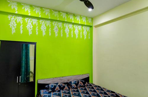 Jhusi House | 2 BHK & Balcony Nature's Theme Apartment Homestay