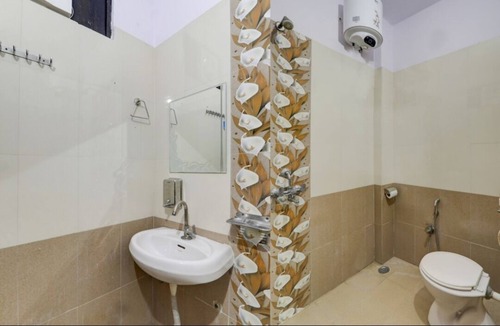 Mohangarh Bed & Breakfast | 2 min to smriti upvan & chancellor club ,studio rooms.