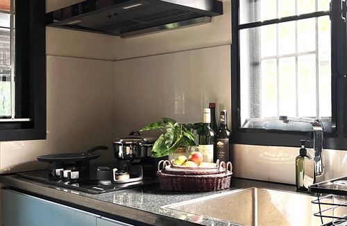 Kazhuthumuttu House | 3-Bedroom Colonial style house near historic Fort Kochi with WiFi, AC