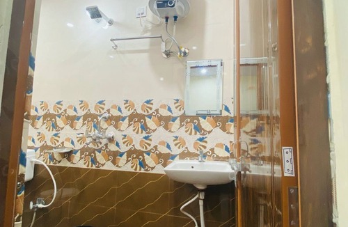 Varanasi Hotel | 3-bedroom hotel in delightful Varanasi with WiFi, AC