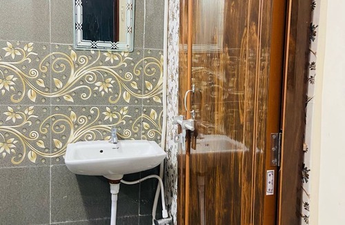 Varanasi Hotel | 3-bedroom hotel in delightful Varanasi with WiFi, AC
