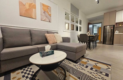 Shah Alam Apartment | 3 Bedroom Suite in Marvelous Shah Alam with WiFi, Gym, Pool & 2 Carpark, Sleeps6