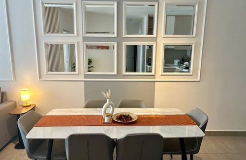 Shah Alam Apartment | 3 Bedroom Suite in Marvelous Shah Alam with WiFi, Gym, Pool & 2 Carpark, Sleeps6