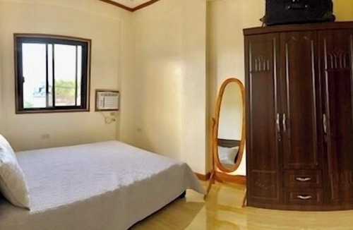 Liliw House | 4BR Home Patio Near Waterfalls and Shops