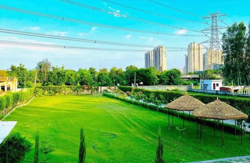 Noida House | 5000 m² House ∙ 2 bedrooms ∙ 10 guests