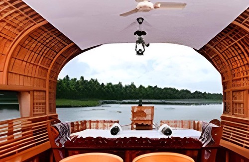 Alappuzha Boat Rental | 60 m² Houseboat ∙ 7 bedrooms ∙ 18 guests