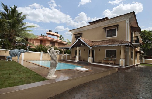 Calangute Villa | 7 Bedroom Villa with a Private Swimming Pool - 2 minute walk to Calangute Beach