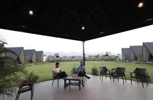 Rajpipla Bed & Breakfast | 93 m² Bed and breakfast ∙ 127 guests
