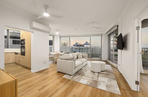 Main Beach Apartment | Absolute Beachfront Apartment with Direct Pool & Beach Access