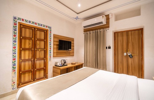 Lake Swaroop Sagar Hotel | Amoraya Hotels & Resorts