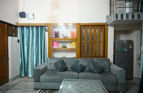 Deoghar Apartment | Archana Home Stay - 10 min from Baidhyanath Temple