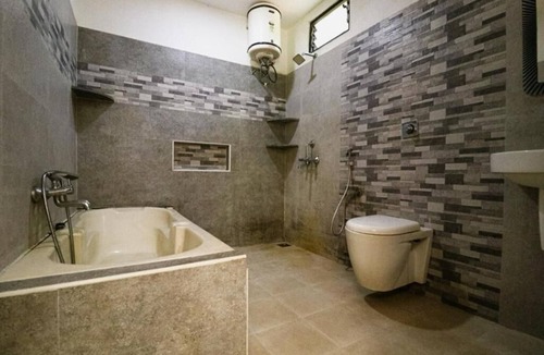Bommayapalayam Resort | AuraBay Resorts Deluxe Double Room with Balcony