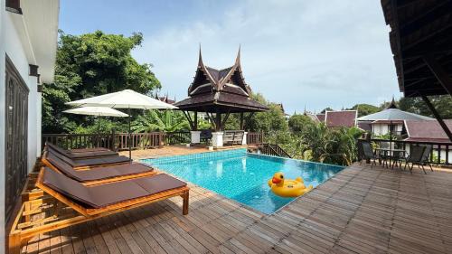 Mae Pim House | Authentic & Spacious Thai Villa 6BR Private Pool Sea View Sleeps 14