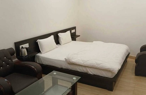 Khagaria Hotel | Avini's Garden & Hotel By GRB