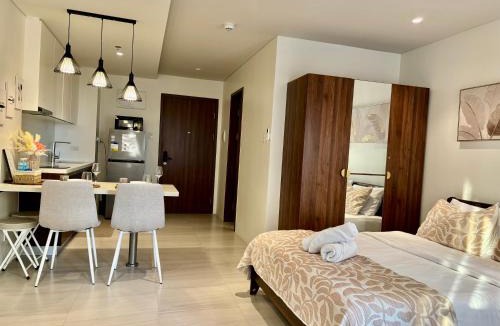 Maribago Apartment | Azure Haven Condo Pool Beach Netflix Fast WiFi