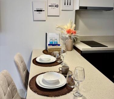 Maribago Apartment | Azure Haven Condo Pool Beach Netflix Fast WiFi