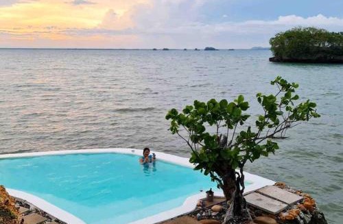 Buenavista Villa | Beachfront Villa with Pool