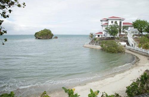 Buenavista Villa | Beachfront Villa with Pool