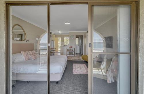 Batehaven Apartment | Beachside Studio Steps from Caseys Beach