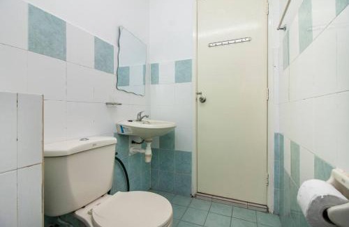 Kampung Puah Seberang Apartment | bedroom attached bathroom