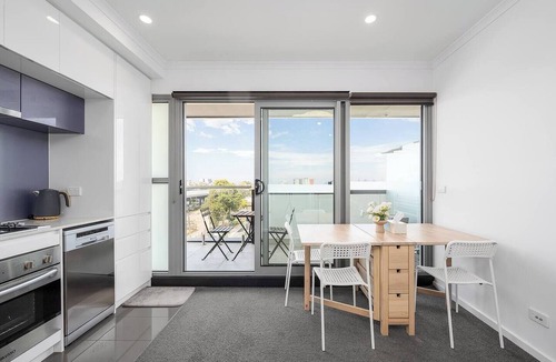 Preston Apartment | Bellview Bright | Balcony | City view | 50m Train