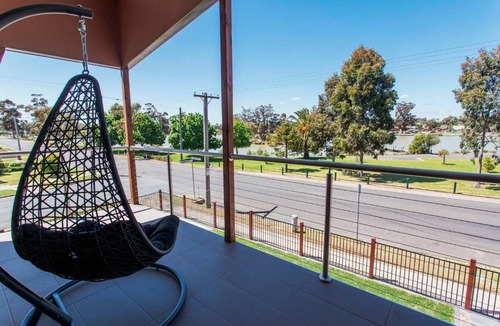 Eaglehawk House | Bendigo Lakeside Accommodation