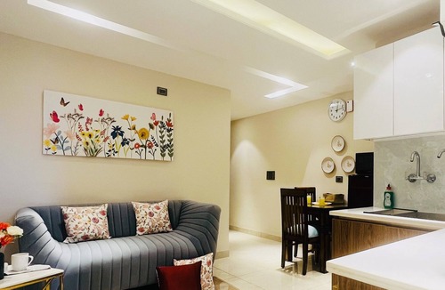 Sector 14 Hotel | BluO 1BHK Suite - Balcony, Gym, Lift, Parking