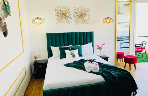 Noida Apartment | BluO Studio Noida - BathTub, Gym, Balcony, Garden