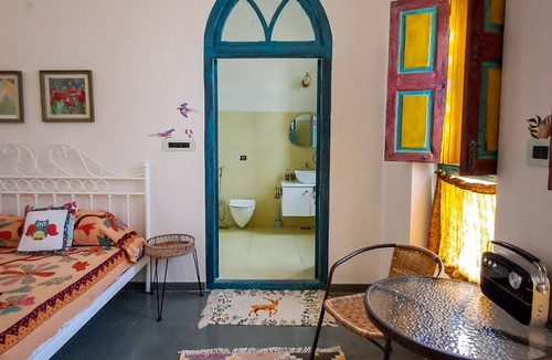 Udaipur Bed & Breakfast | Boutique Homestay With Art Center in Courtyard House