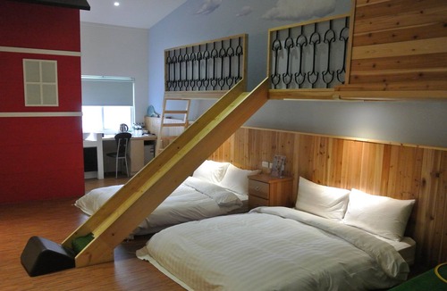West Central District Apartment | C302 Family room (Tainan, Section of Ximen Road, beside Blueprint Culture & Creative Park)