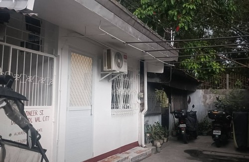 Valenzuela Apartment | Casa de Renta Cozy Staycation with AC & Wi-Fi Fully Furnished in Valenzuela City