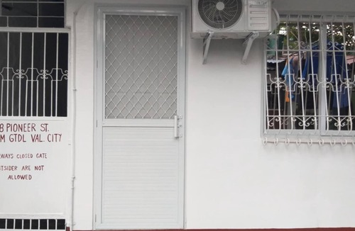 Valenzuela Apartment | Casa de Renta Cozy Staycation with AC & Wi-Fi Fully Furnished in Valenzuela City