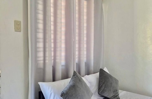 Coron Town Proper House | Casa Olivia