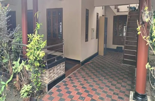 Mavelikara House | Charming 2-bedroom bungalow in Ennakkad with WiFi and AC