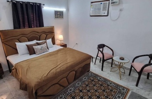 Faridabad Other | Charming farmhouse retreat with lush gardens and serene views